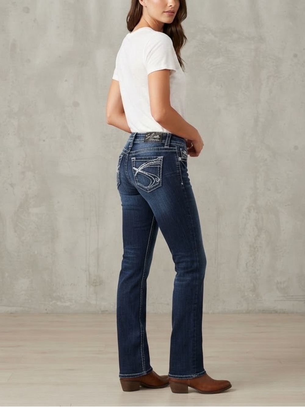 Silver Jeans Mid Rise / Boot cut / straight leg / size 27/32 long
